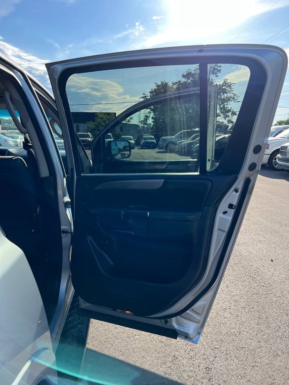 2012 Nissan Armada Image 24