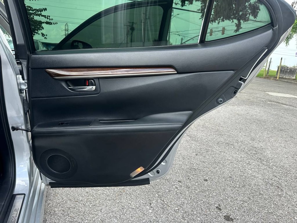 2014 Lexus ES Image 20
