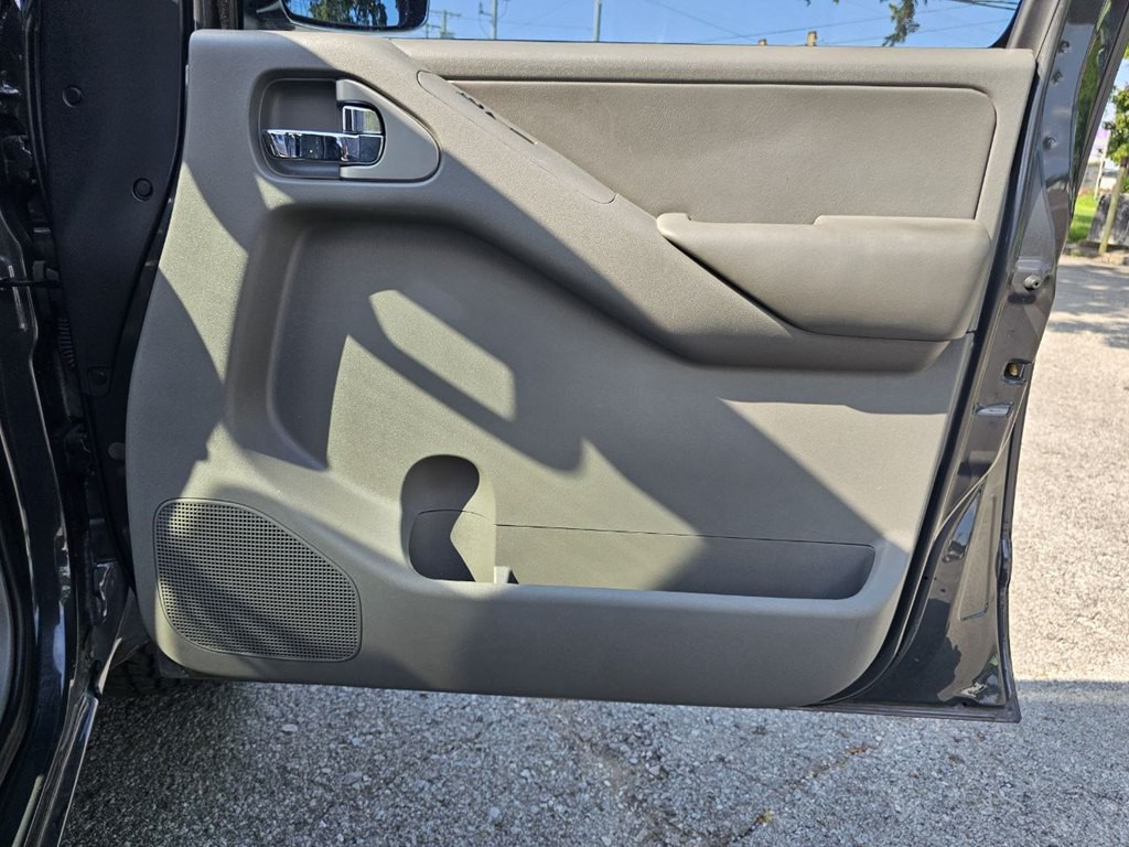 2013 Nissan Frontier Image 21