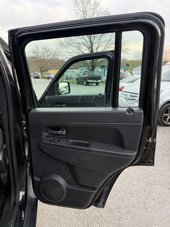 2012 Jeep Liberty Image 16