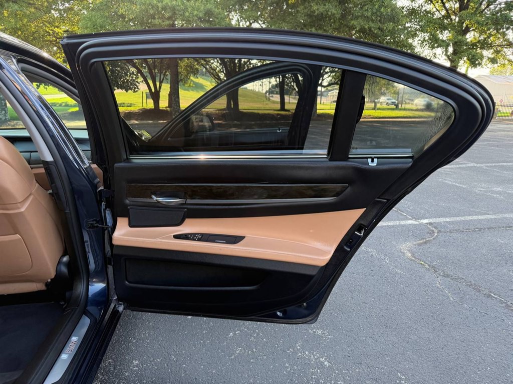 2012 BMW 7 Series Image 15