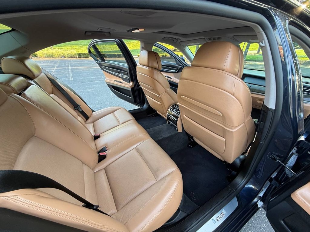 2012 BMW 7 Series Image 23