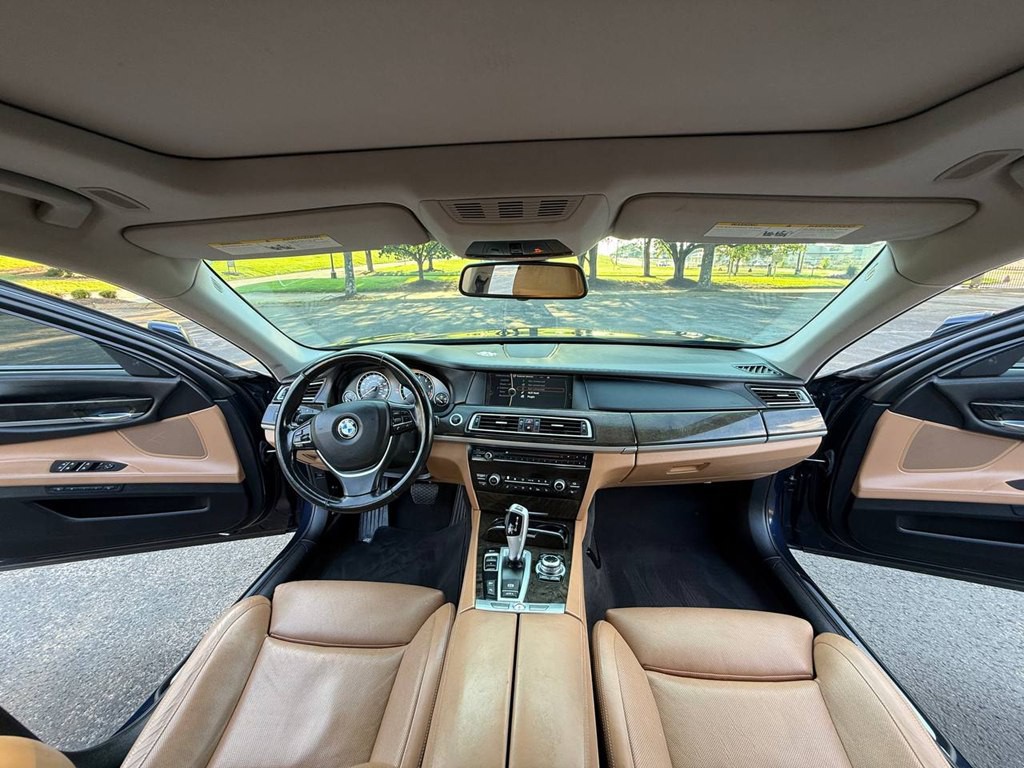 2012 BMW 7 Series Image 24