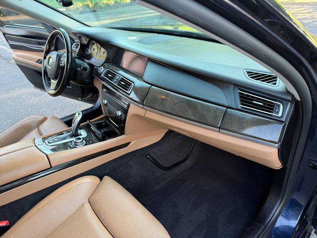 2012 BMW 7 Series Image 26