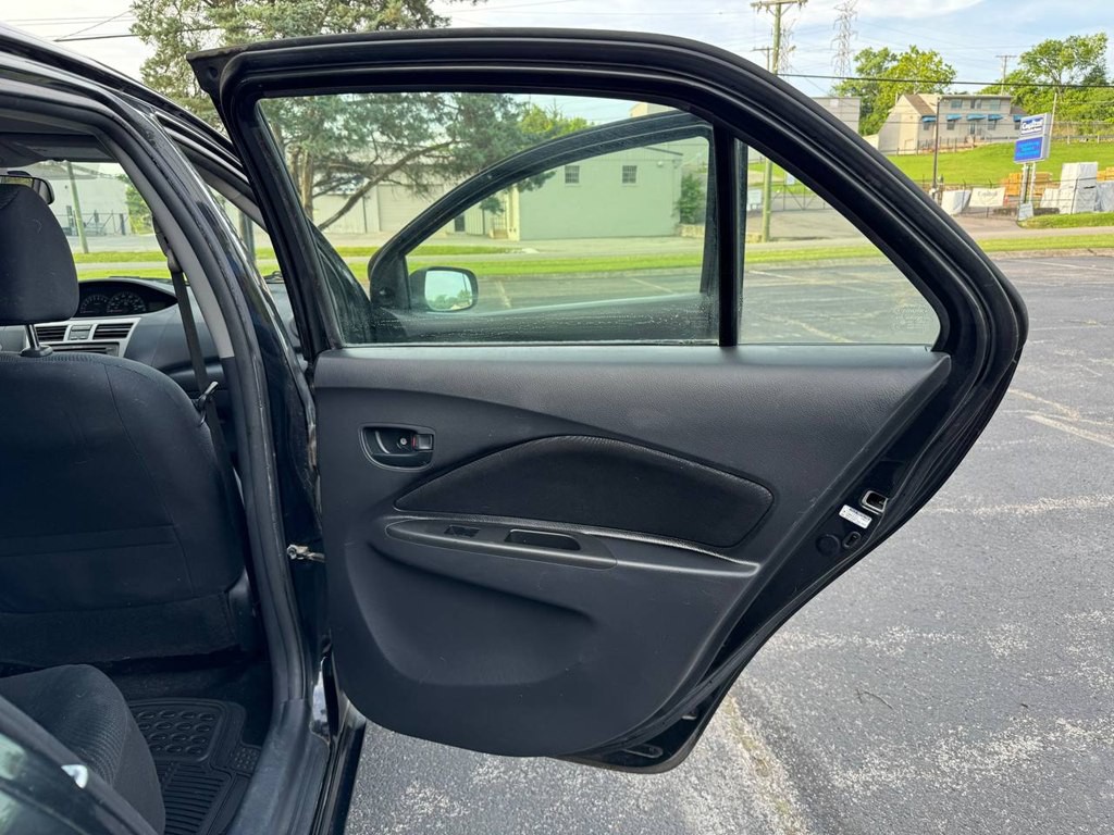 2012 Toyota Yaris Image 15