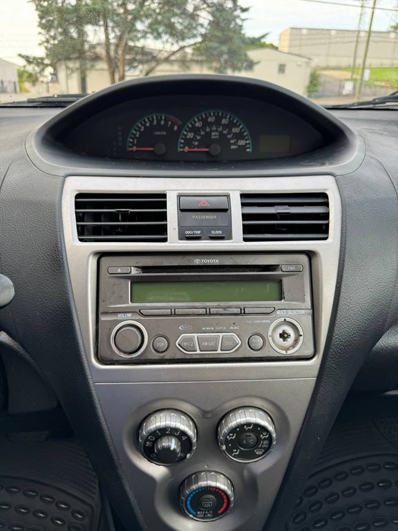 2012 Toyota Yaris Image 30