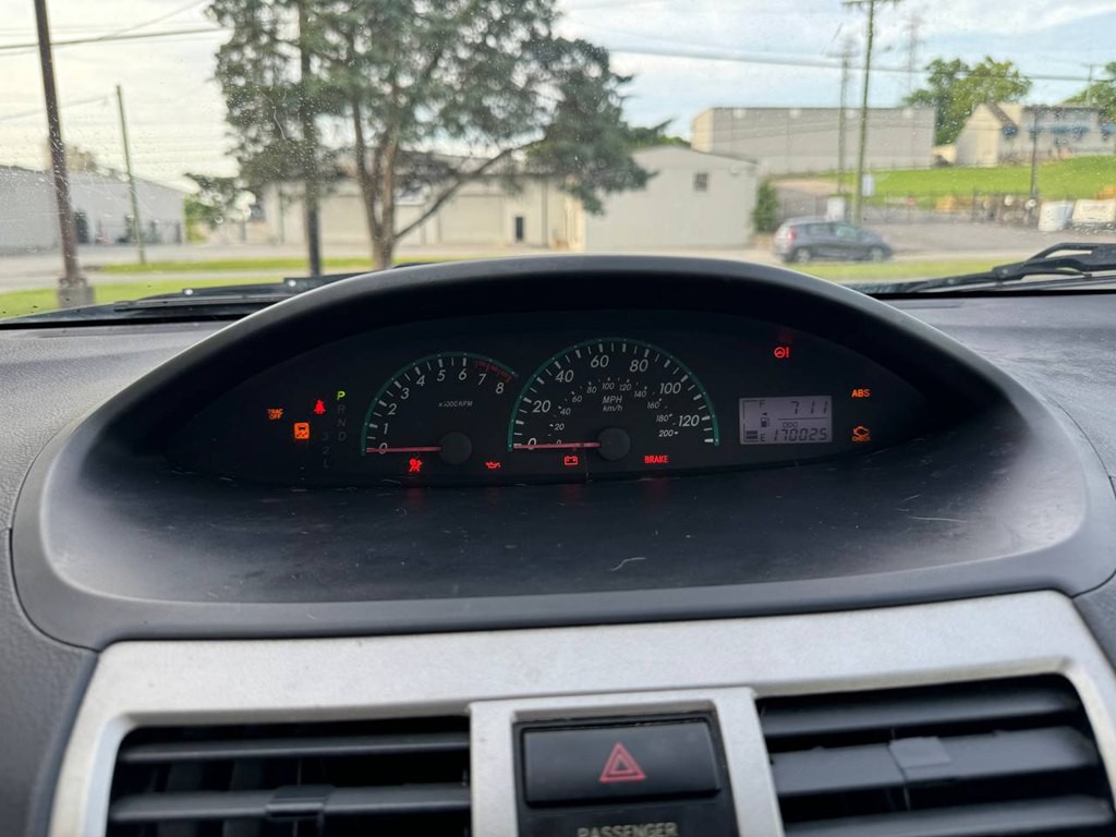 2012 Toyota Yaris Image 31