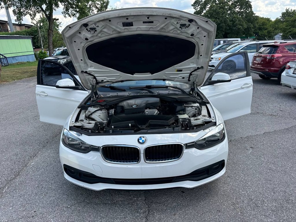 2017 BMW 3 Series Image 12