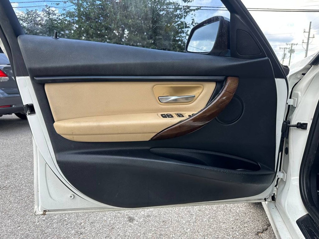 2017 BMW 3 Series Image 16