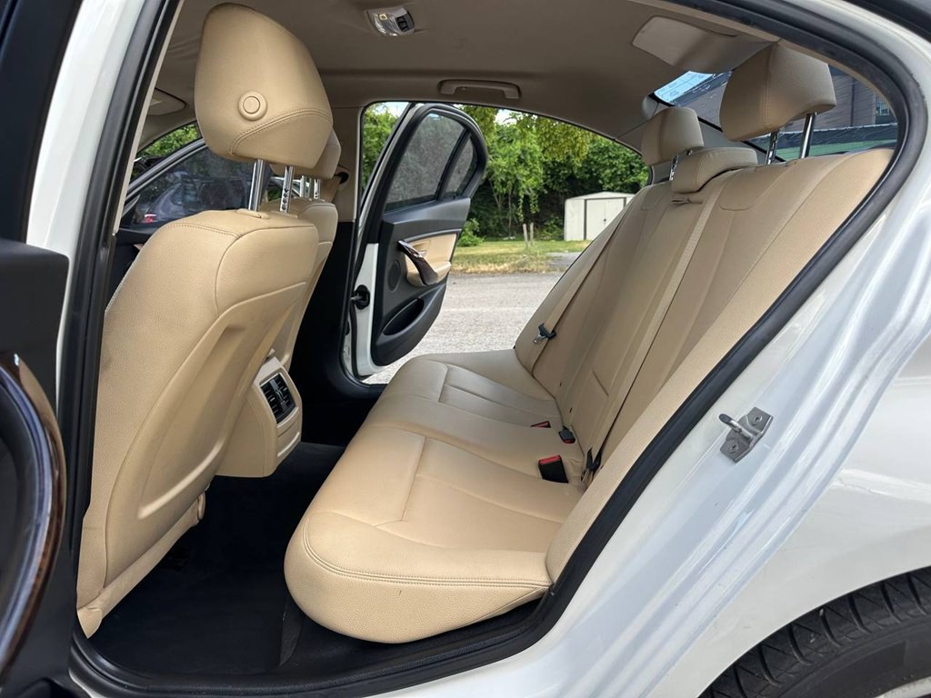 2017 BMW 3 Series Image 17
