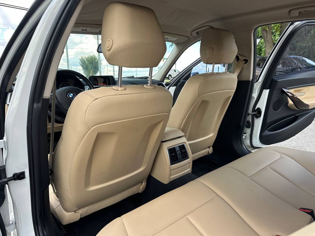2017 BMW 3 Series Image 19