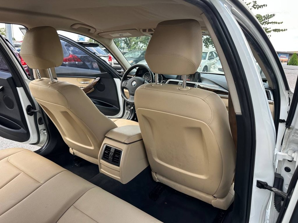 2017 BMW 3 Series Image 21