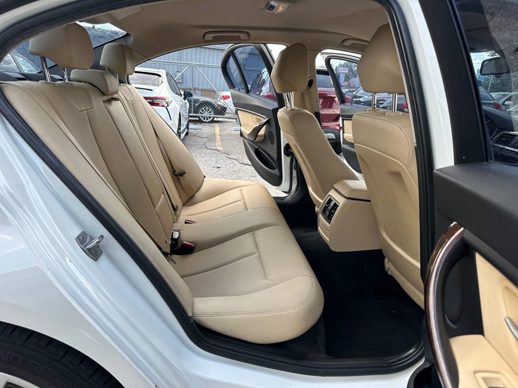 2017 BMW 3 Series Image 22