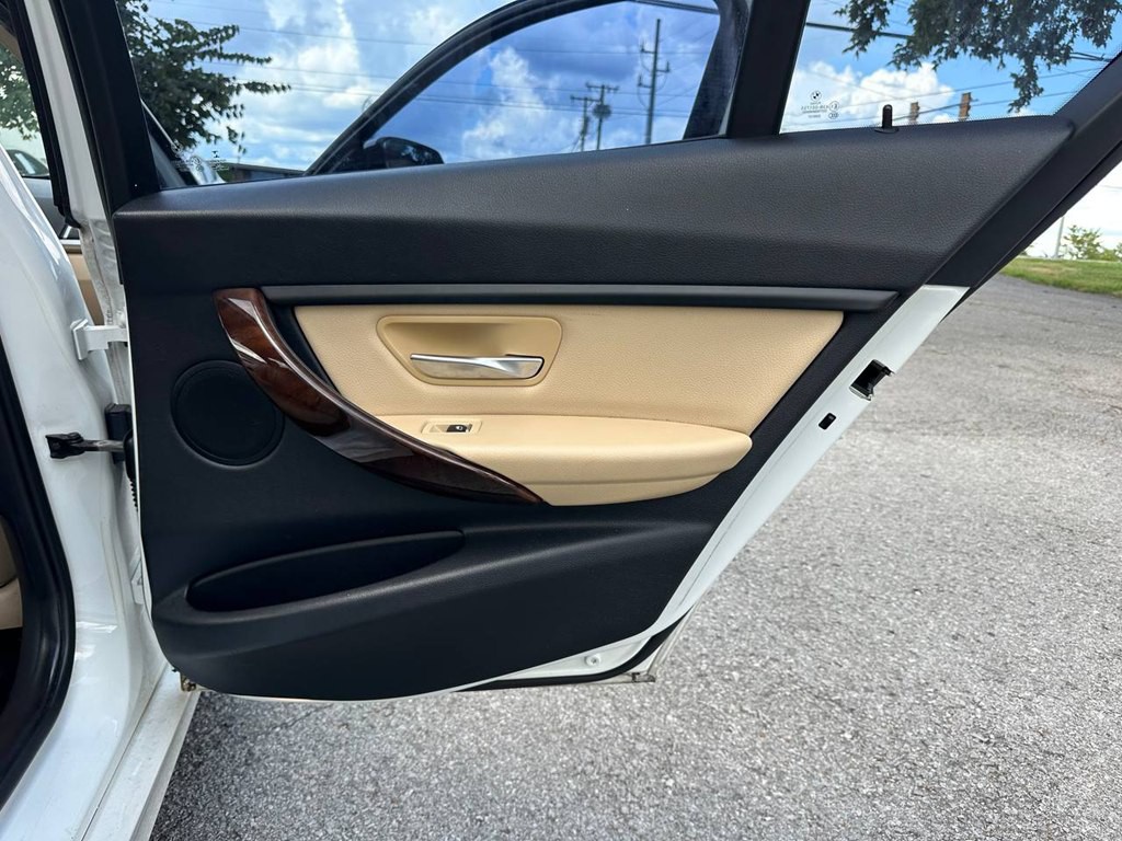 2017 BMW 3 Series Image 23