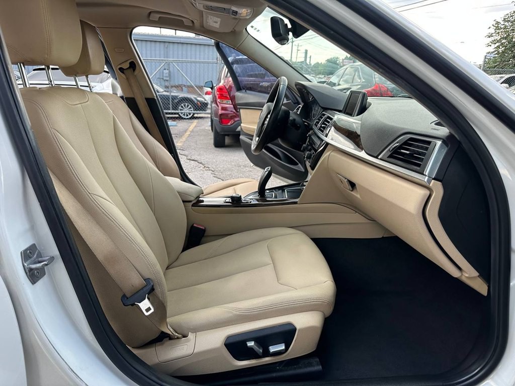 2017 BMW 3 Series Image 24