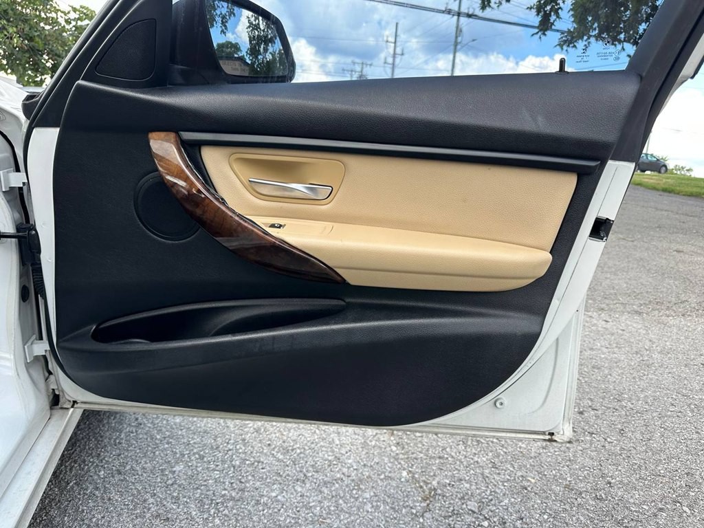 2017 BMW 3 Series Image 25