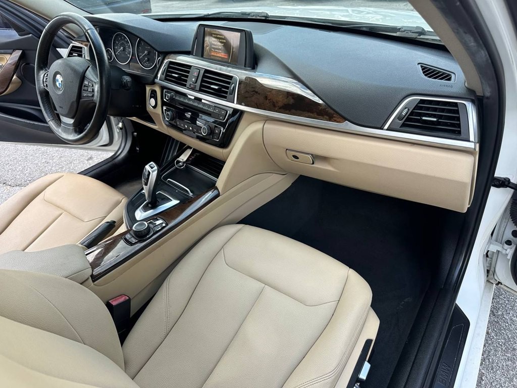 2017 BMW 3 Series Image 26