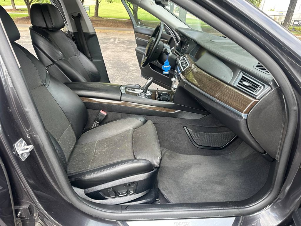 2012 BMW 7 Series Image 24