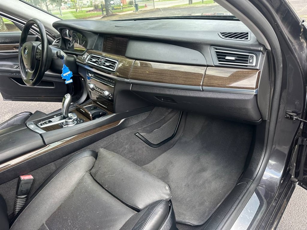 2012 BMW 7 Series Image 25