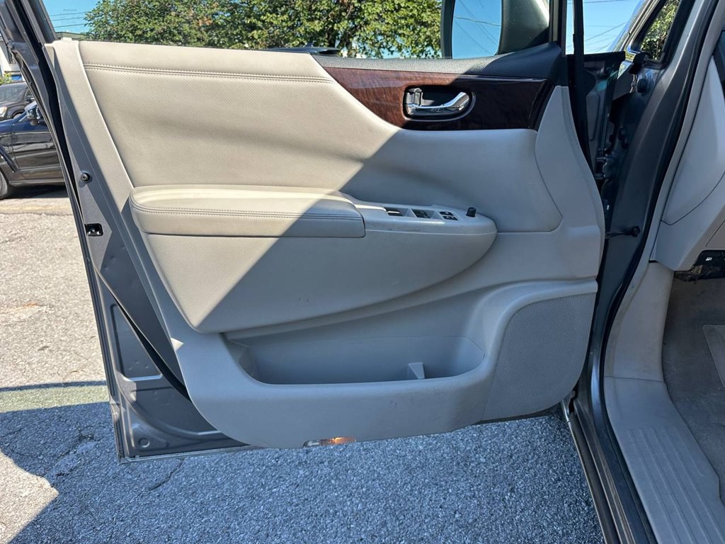 2013 Nissan Quest Image 17