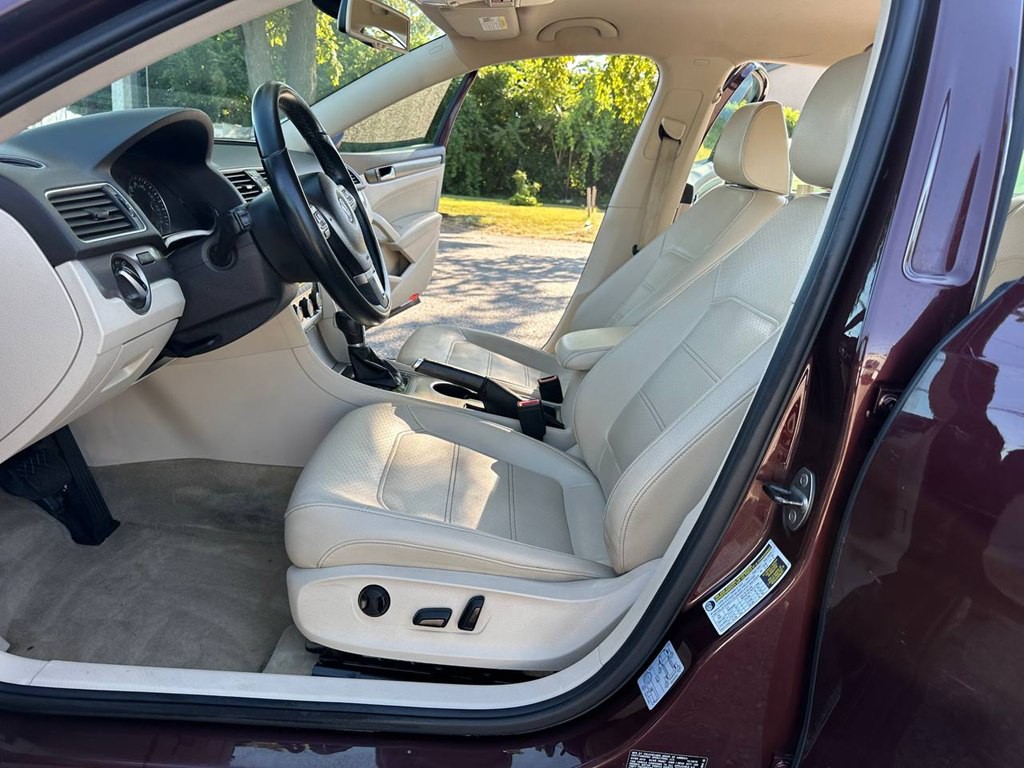 2014 Volkswagen Passat Image 14