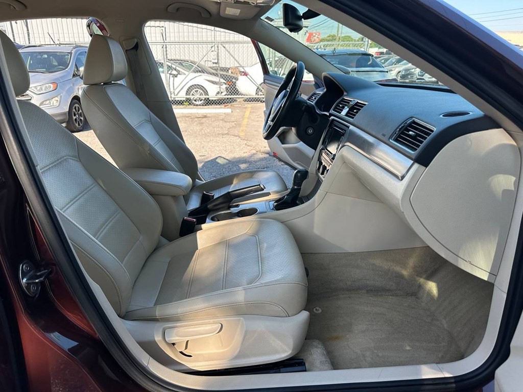 2014 Volkswagen Passat Image 24