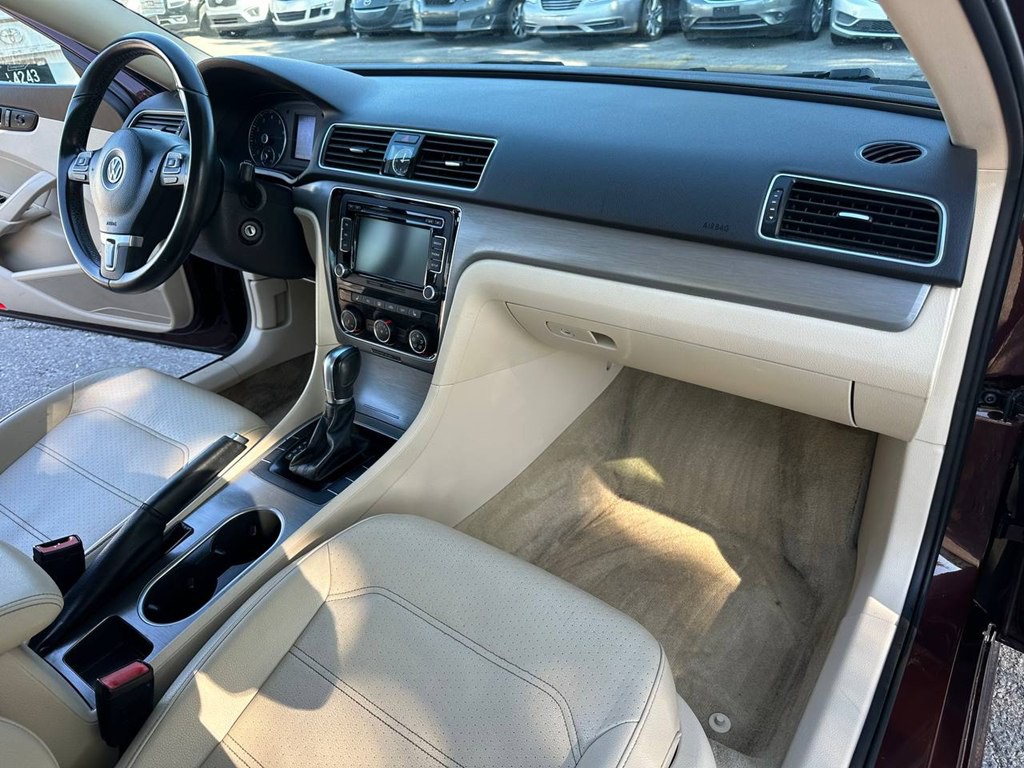 2014 Volkswagen Passat Image 25