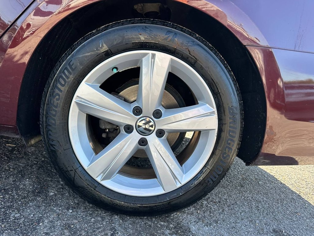 2014 Volkswagen Passat Image 30