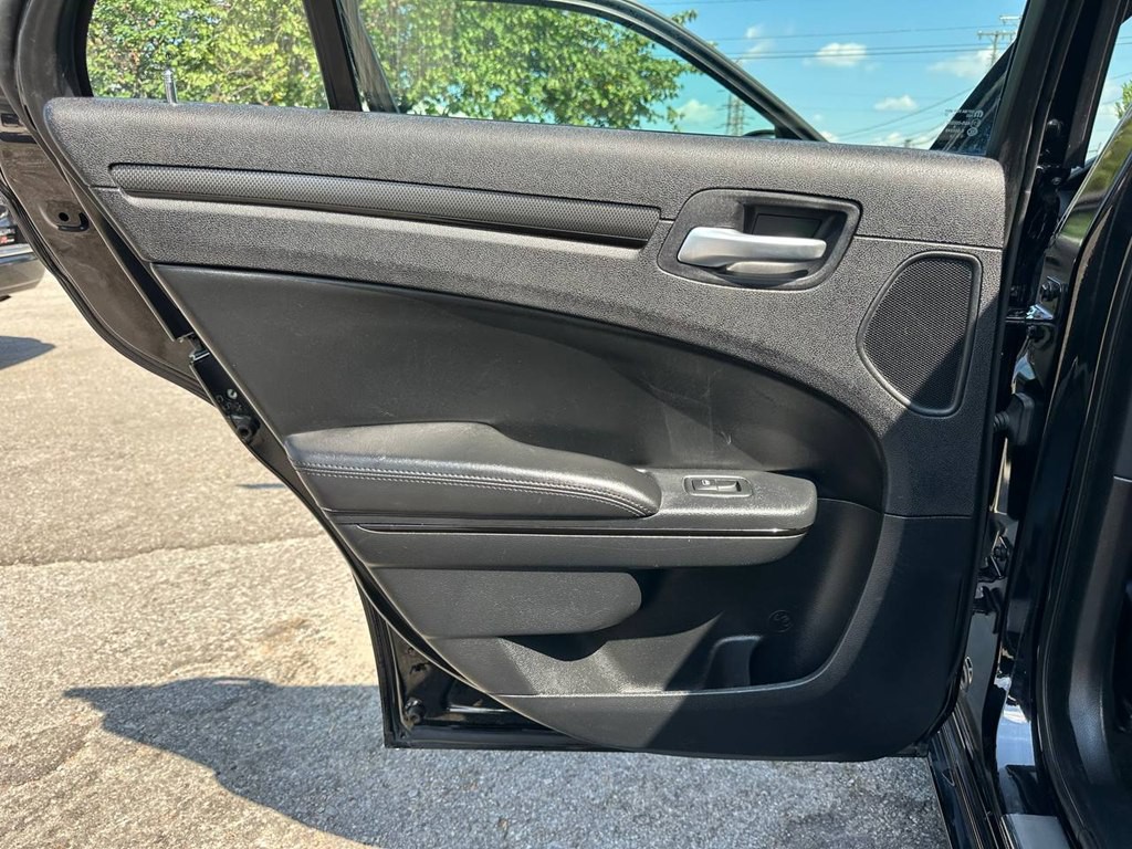 2012 Chrysler 300 Image 21