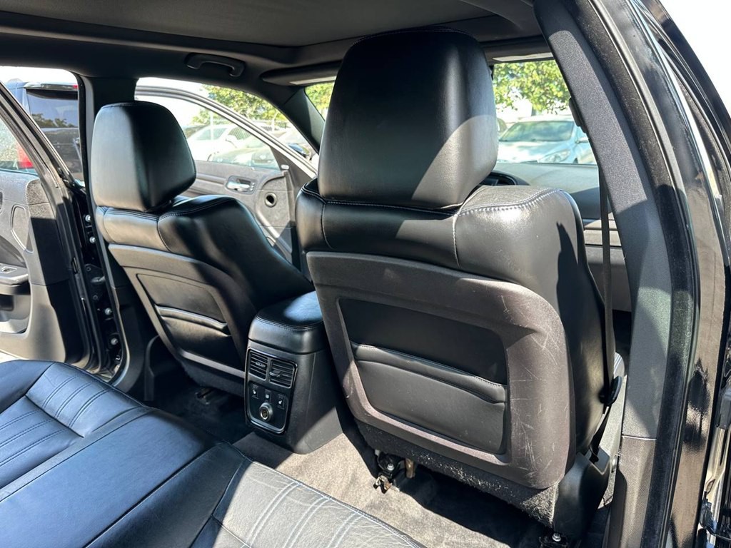2012 Chrysler 300 Image 24