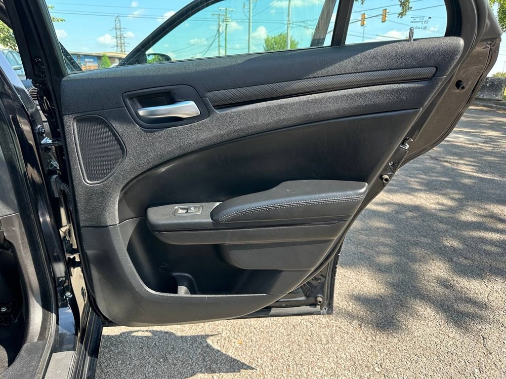 2012 Chrysler 300 Image 25