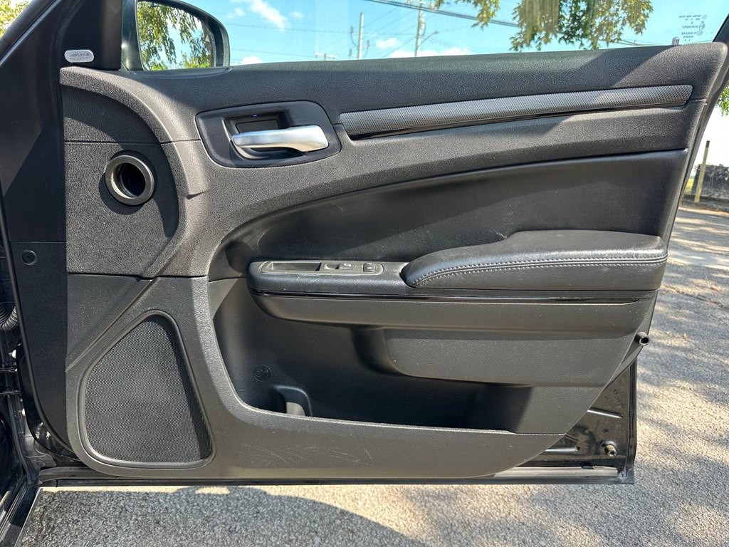2012 Chrysler 300 Image 27