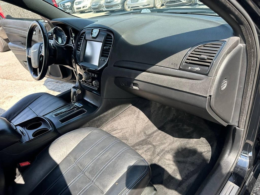 2012 Chrysler 300 Image 28