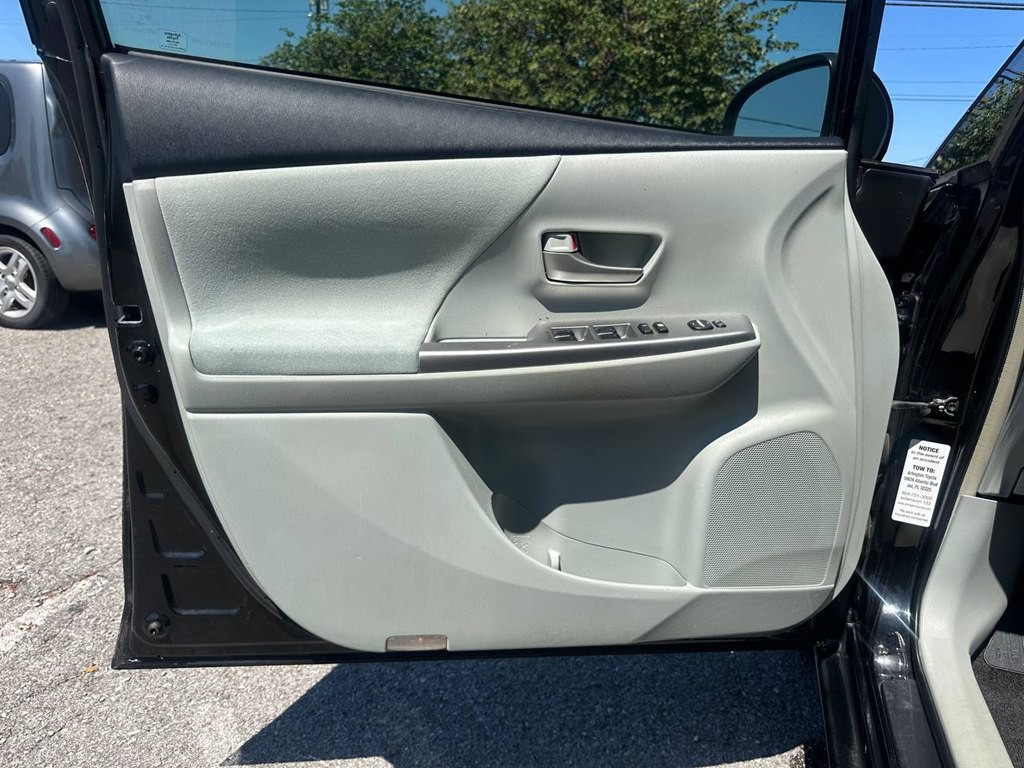 2012 Toyota Prius Image 16