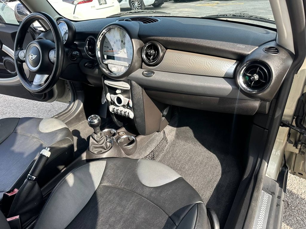 2008 MINI Cooper Image 19