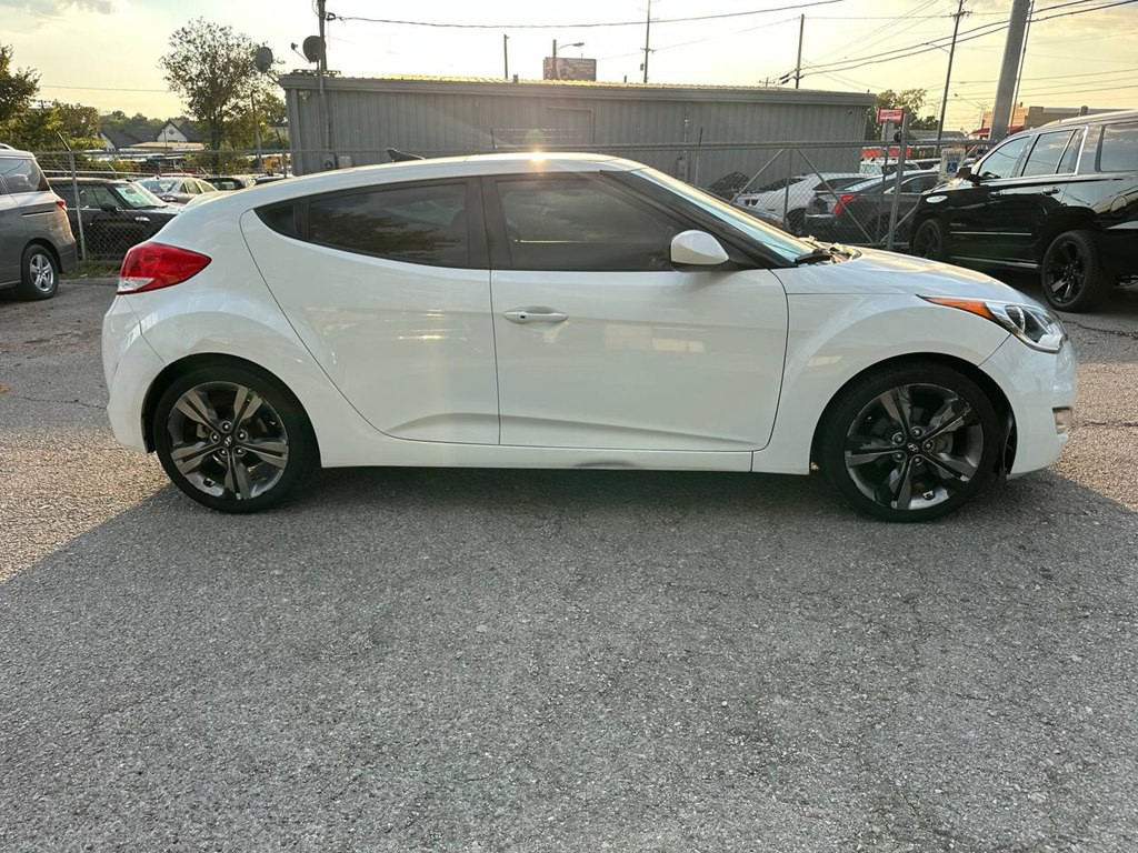 2016 Hyundai Veloster Image 5