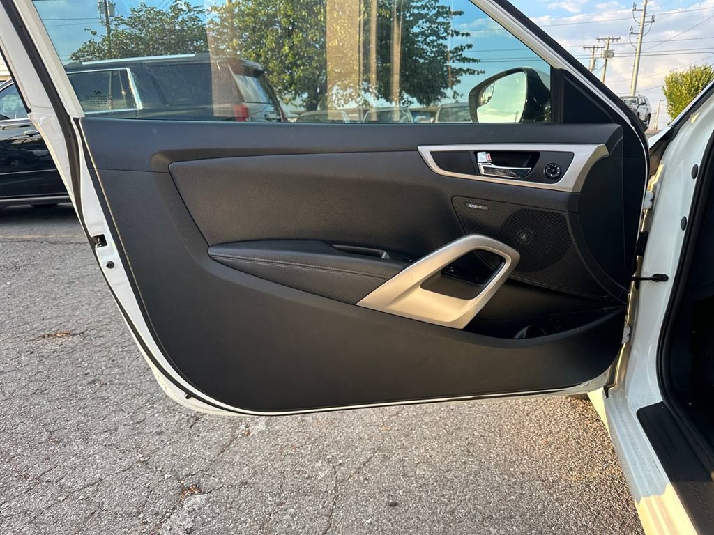 2016 Hyundai Veloster Image 16