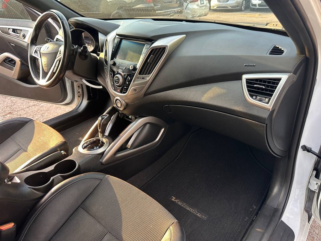 2016 Hyundai Veloster Image 22