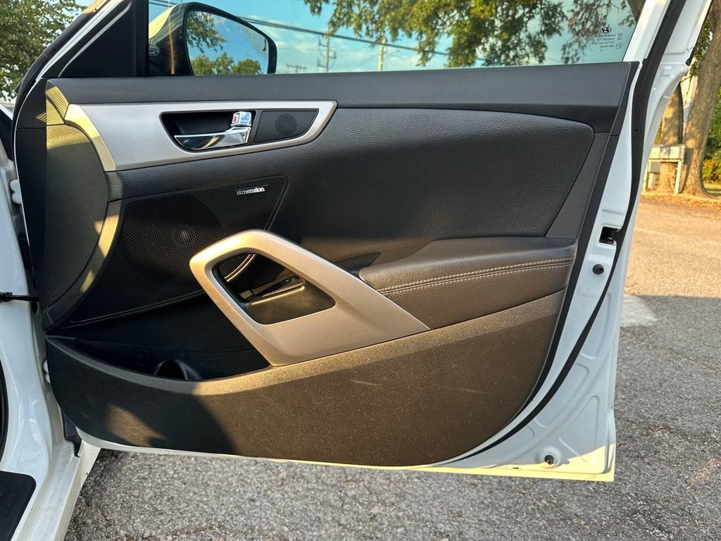 2016 Hyundai Veloster Image 23