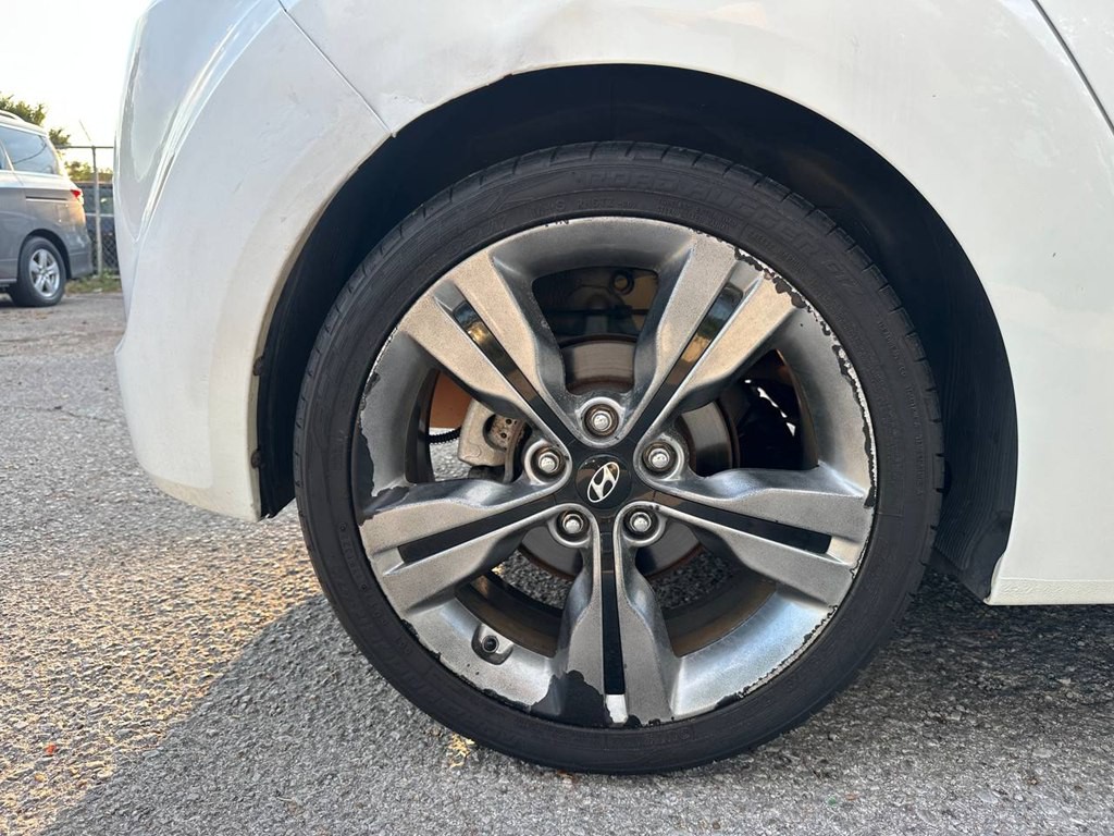 2016 Hyundai Veloster Image 24