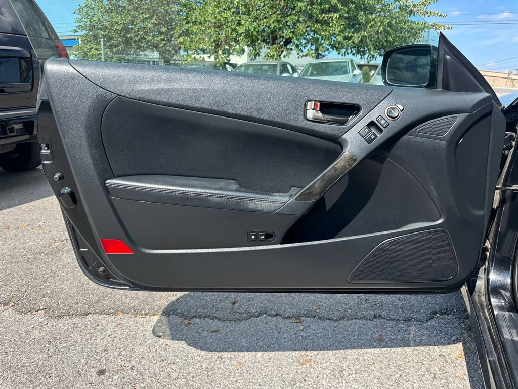 2015 Hyundai Genesis Image 17