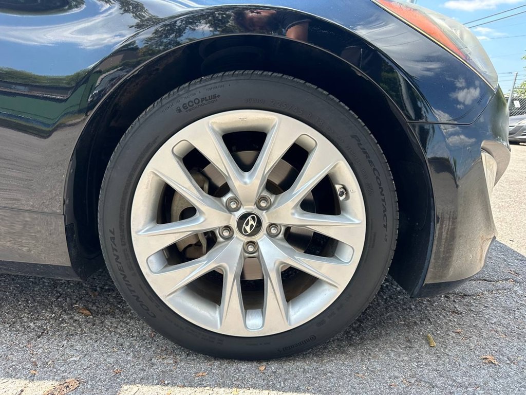 2015 Hyundai Genesis Image 22