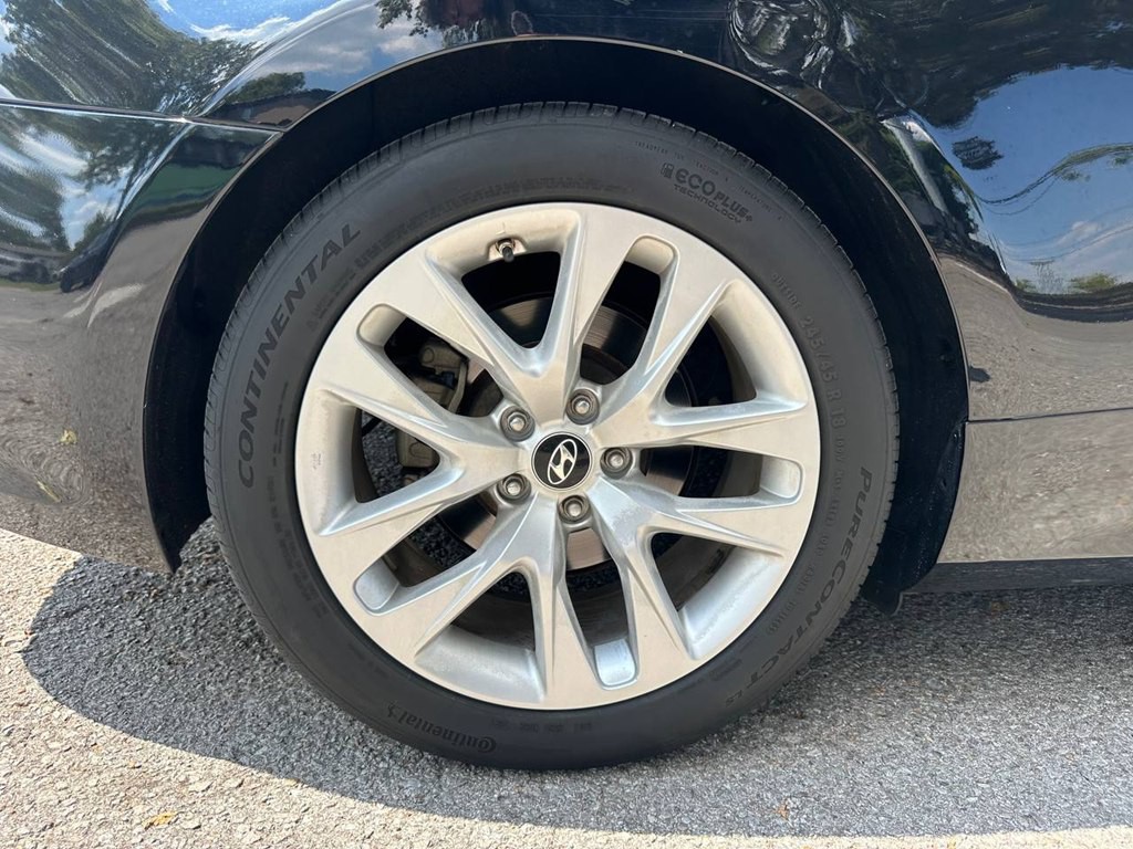 2015 Hyundai Genesis Image 25