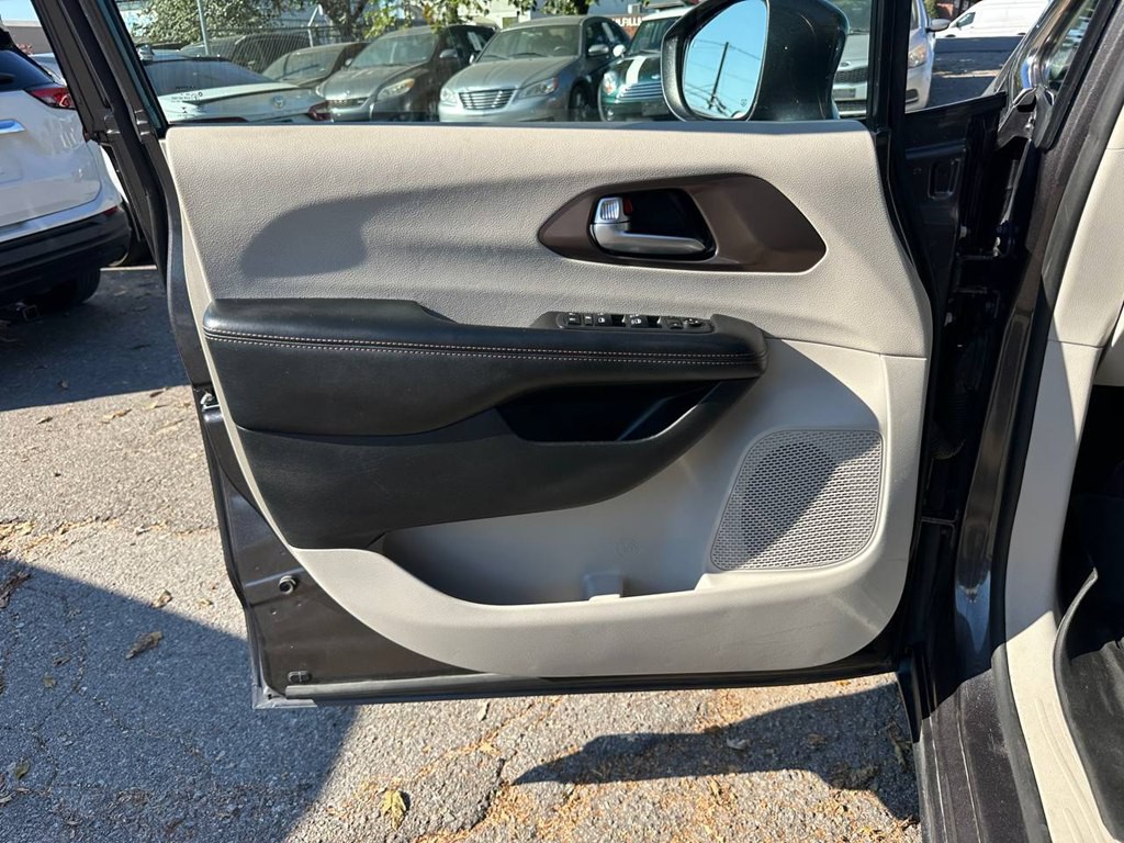 2019 Chrysler Pacifica Image 17
