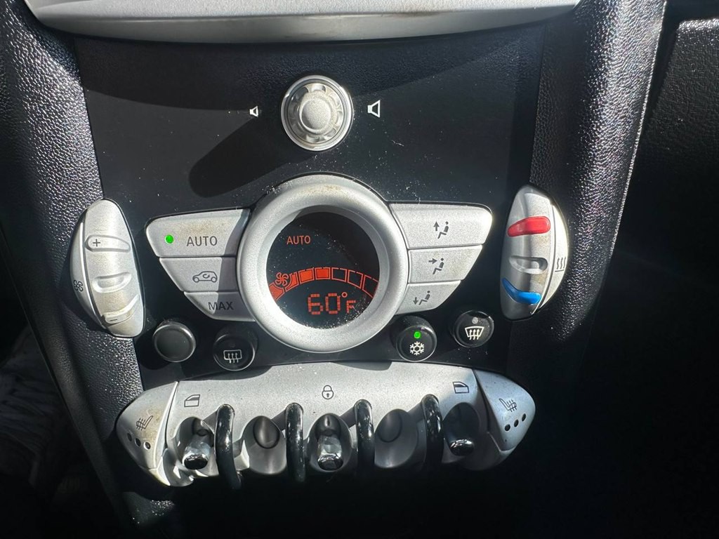 2010 MINI Cooper Image 30