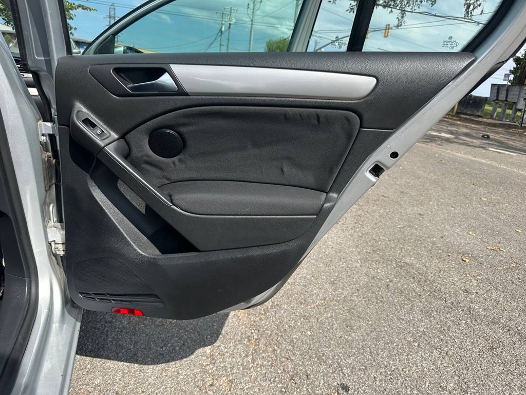 2010 Volkswagen Golf Image 24