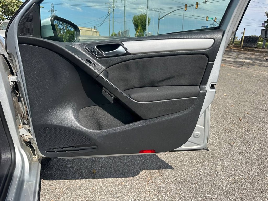 2010 Volkswagen Golf Image 26