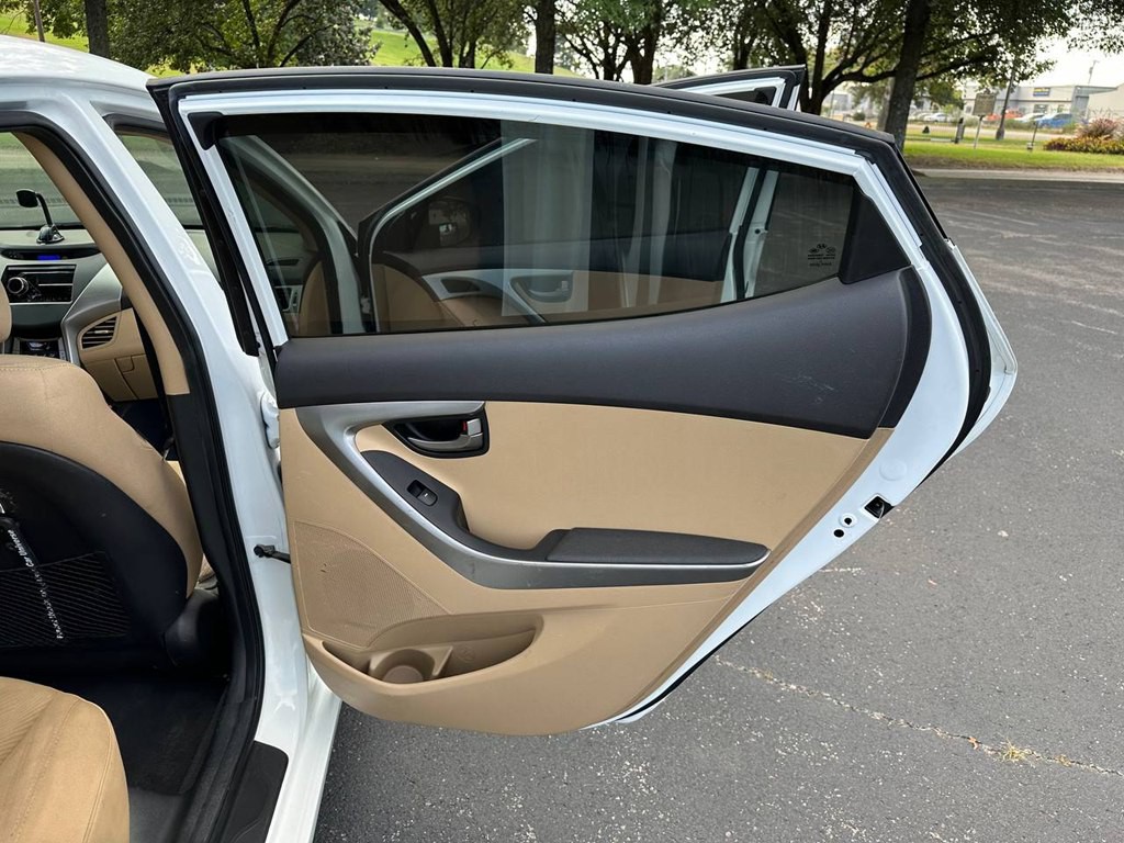 2013 Hyundai Elantra Image 15