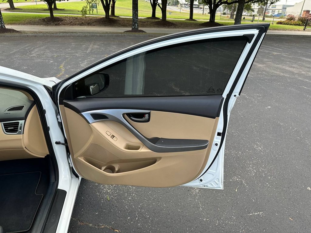 2013 Hyundai Elantra Image 16