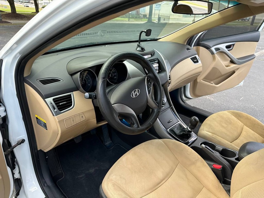 2013 Hyundai Elantra Image 17
